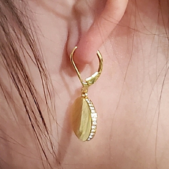 NIB Gold Tone & Crystal Medallion Earrings - Picture 8 of 8